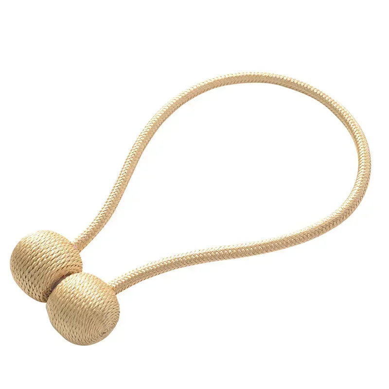 Détail de la boule de perle magnétique sur un rideau