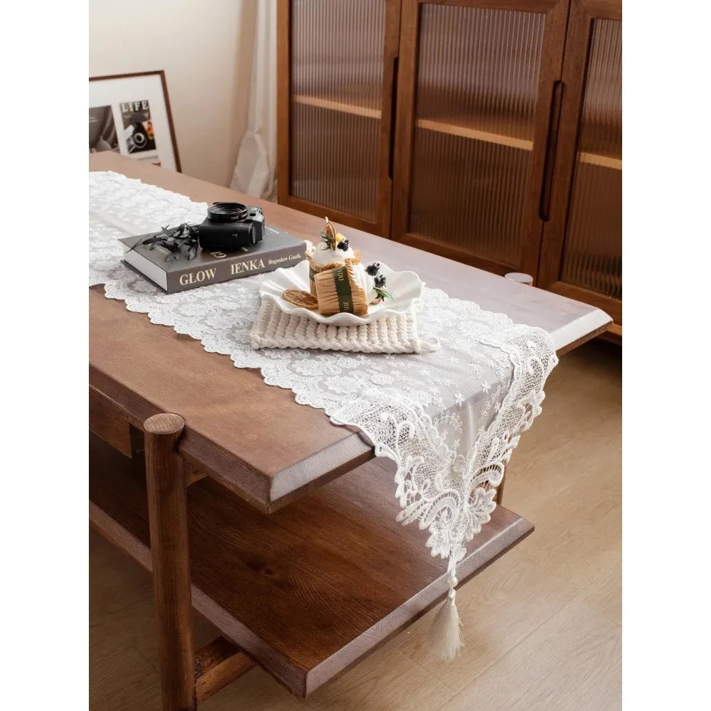 serviettes table blanches brodées motifs floraux coton polyester classiques romantiques tassel