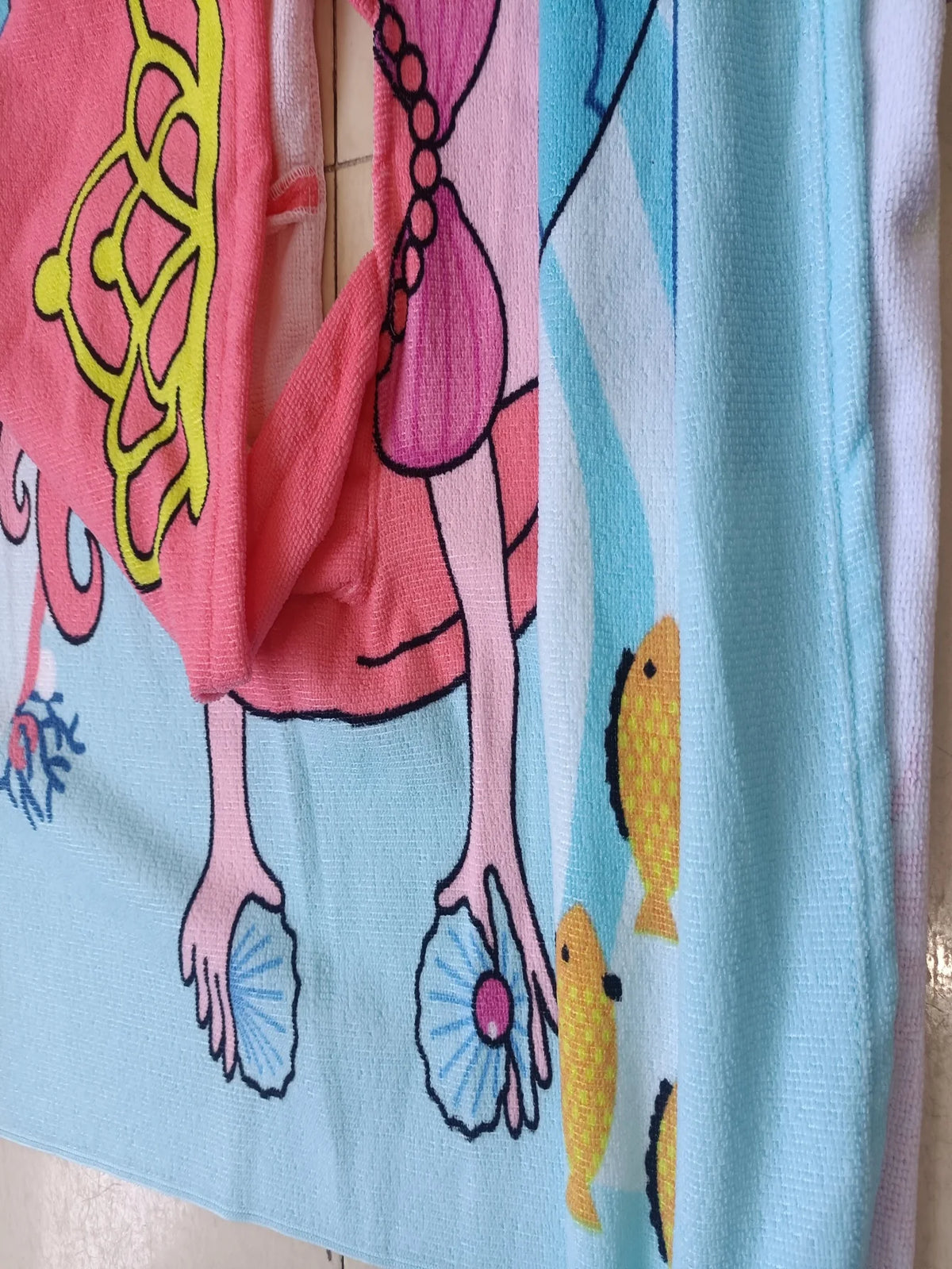 serviette plage microfibre enfant dessin animé sirène poissons bleu clair rose bleu jaune vert