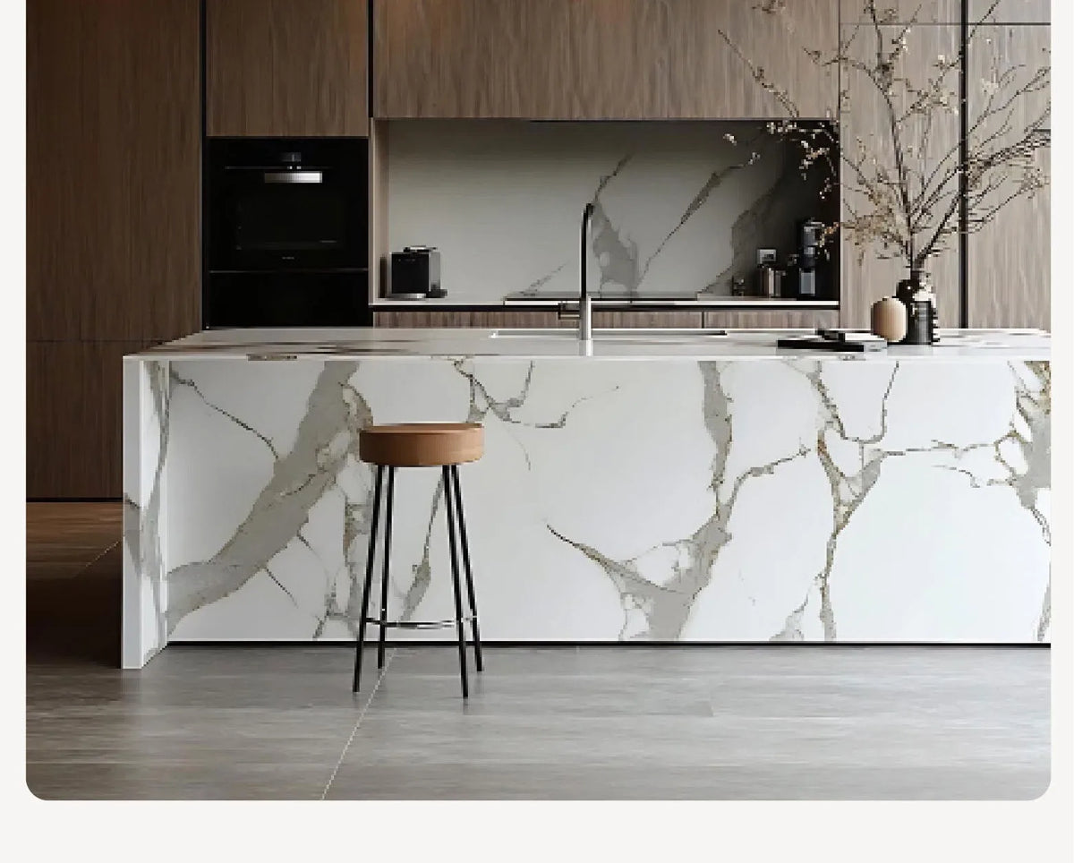 îlot cuisine moderne pierre marbrée blanc gris rectangle décoration élégante maison