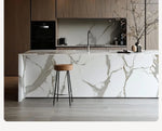 îlot cuisine moderne pierre marbrée blanc gris rectangle décoration élégante maison