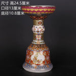 Cette image présente un magnifique bol décoratif ornementé de motifs colorés et de fleurs, aux dimensions impressionnantes de 24,5 cm de hauteur sur 13 cm de diamètre à sa base.