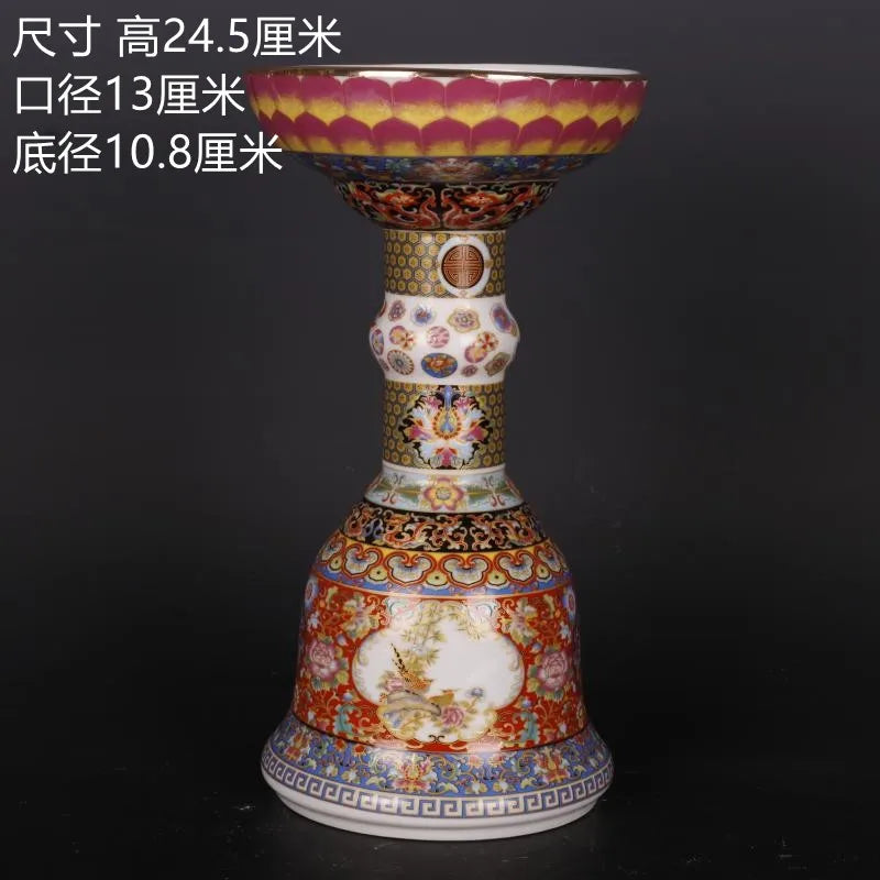 Cette image présente un magnifique bol décoratif ornementé de motifs colorés et de fleurs, aux dimensions impressionnantes de 24,5 cm de hauteur sur 13 cm de diamètre à sa base.