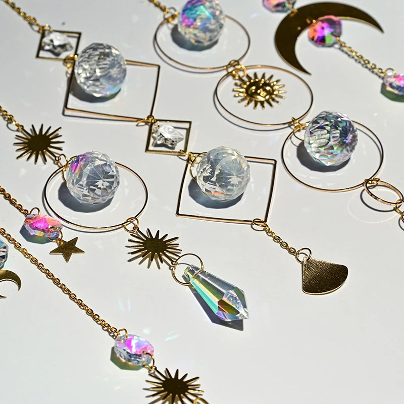 bijoux pendentifs cristal arc ciel boho chic or transparent vintage étoiles lunes motifs géométriques