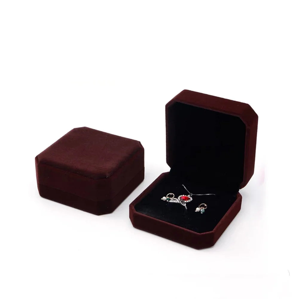 boîtes bijoux velours rouge gris rose bordeaux classiques rangement colliers boucles doreilles