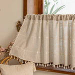 rideau bohème rustique beige carrés blancs franges tubulaire petite fenêtre