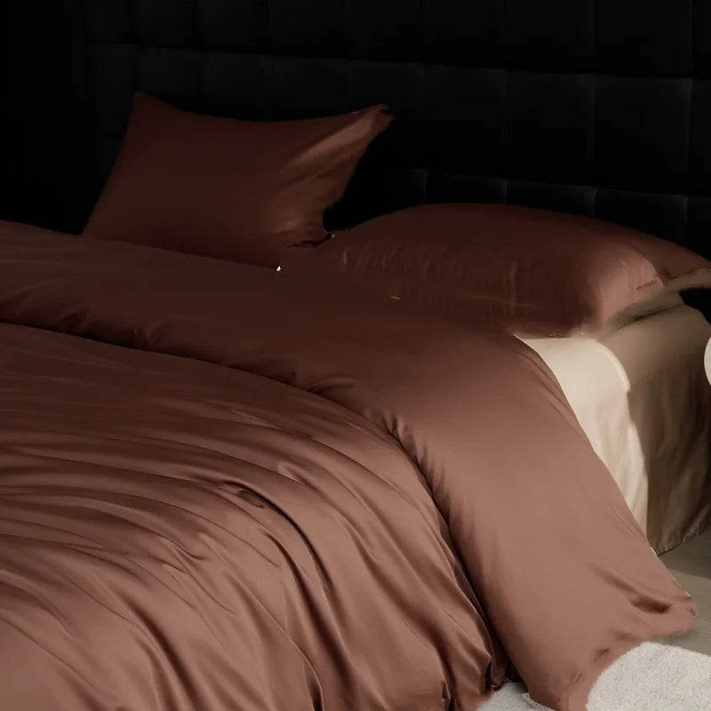 Housse de couette marron soyeuse sur lit double