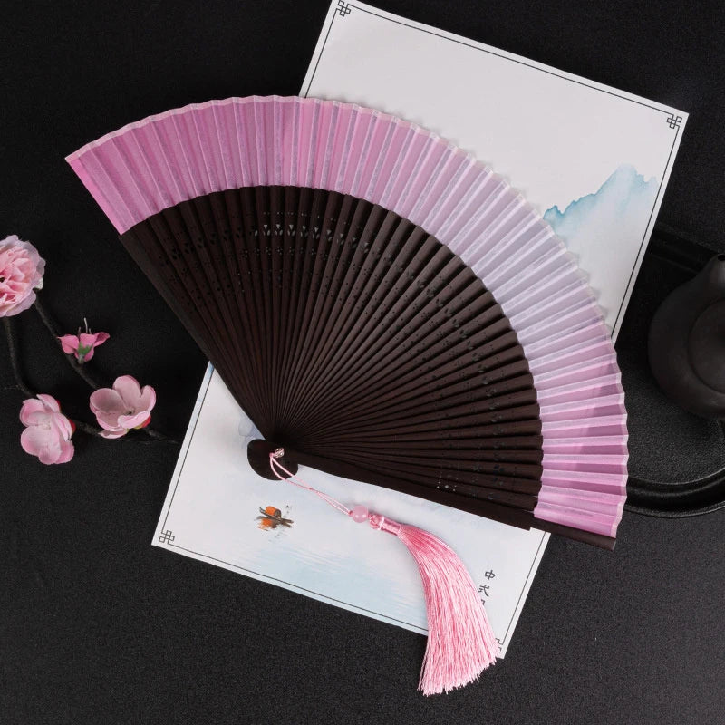 éventail pliant traditionnel vert foncé noir marron clair décoration mariage accessoire fête parfumé chinois