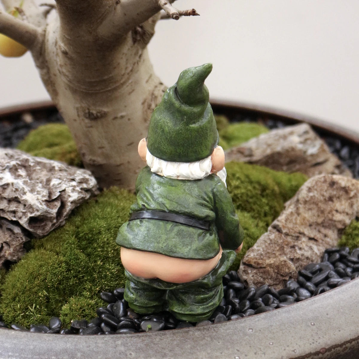 statue gnome jardin vert humour barbe blanche résine extérieure potager pelouse fleuri fantaisiste