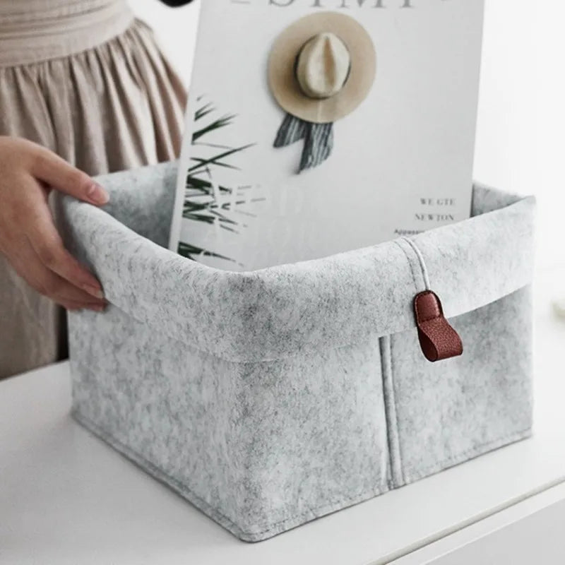 boîte rangement tissu veloutée gris clair foncée moderne pliable articles divers serviettes blanches broderie