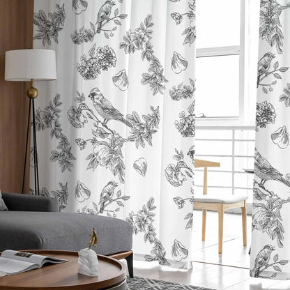 Rideau décoratif avec motifs floraux et oiseaux, idéal pour apporter une touche élégante à votre salon. Ce rideau imprimé en noir et blanc s'intègre parfaitement dans un intérieur moderne, accentuant votre décoration avec ses détails artistiques raffinés. Ce design apporte lumière et style à votre espace de vie, tout en offrant une ambiance naturelle et apaisante. Adapté pour le salon ou la salle à manger, il transforme votre pièce en un lieu chic et accueillant.