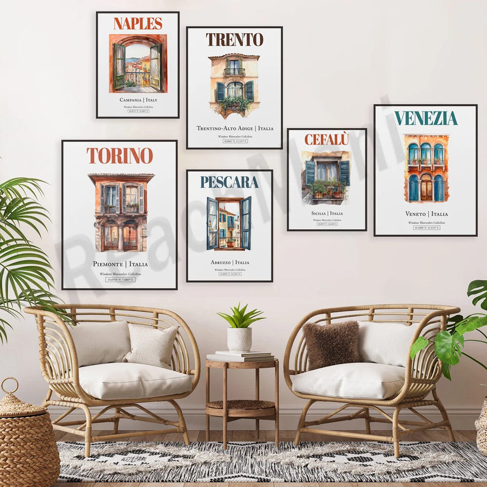 Une série d'affiches vintage présentant différentes villes italiennes comme Naples, Trento, Torino, Pescara et Venise, accrochées au mur d'un salon chaleureux et confortable meublé de fauteuils en rotin.