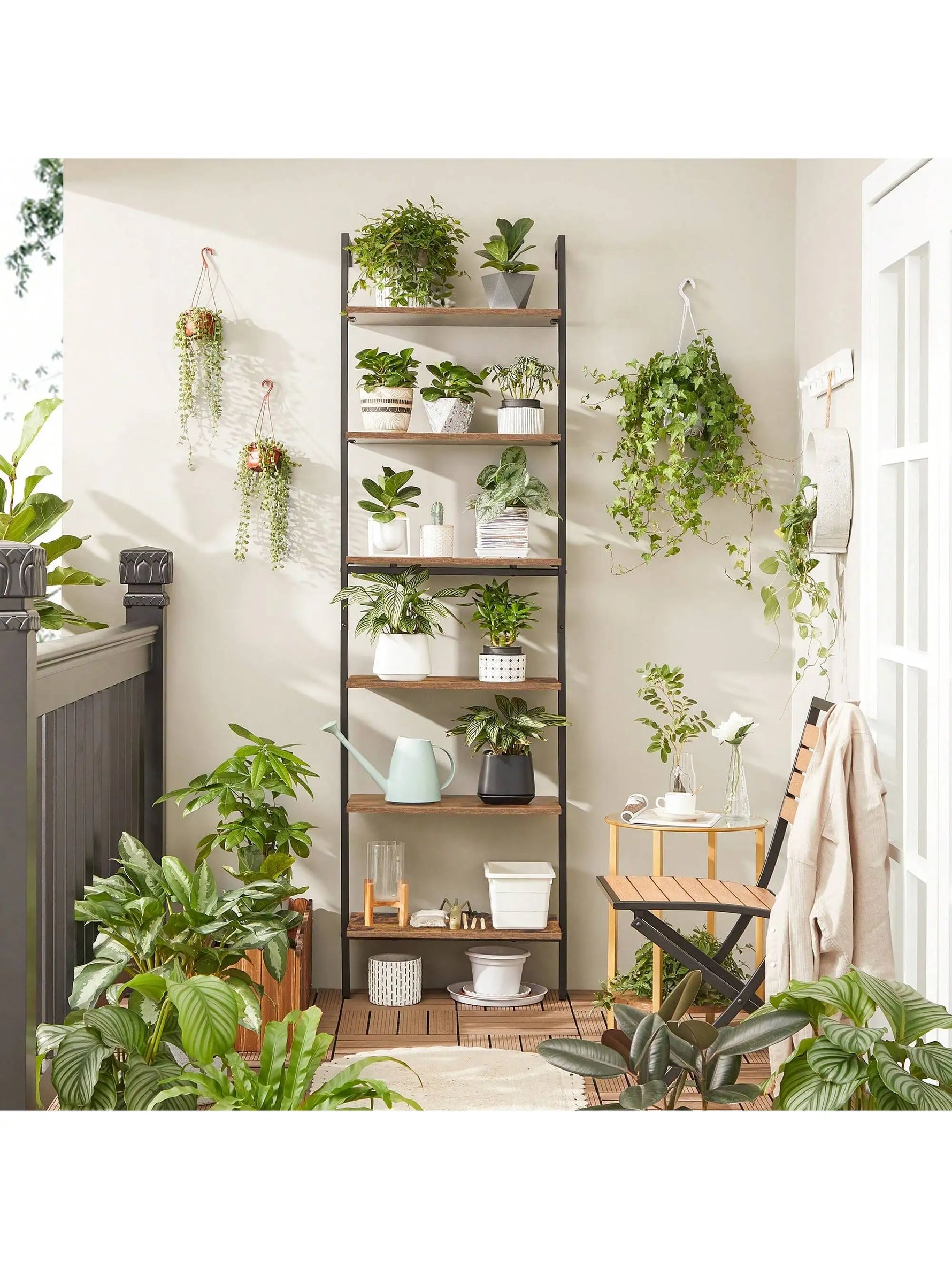 Étagère échelle installée dans une chambre avec décorations