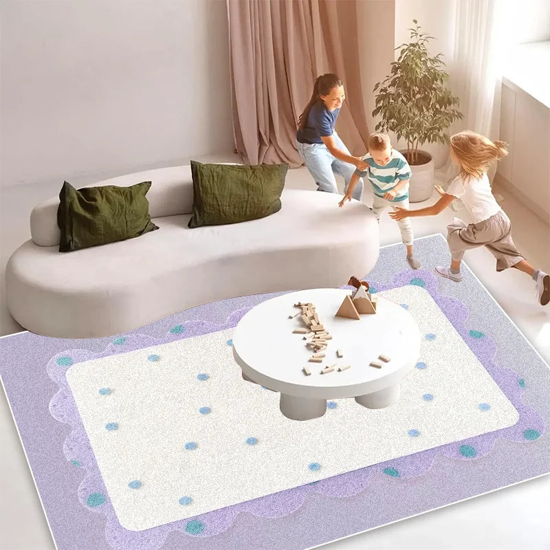 Une pièce lumineuse et confortable avec un canapé moelleux et une table basse sur un tapis coloré, où deux enfants jouent joyeusement.