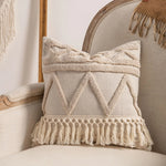 coussins décoratifs bohèmes motifs géométriques blanc cassé franges dentelle