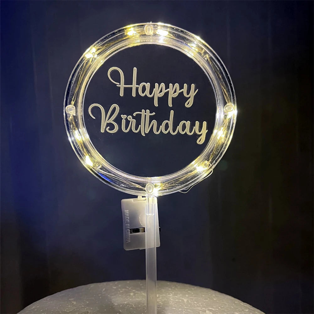 décoration gâteau lettres dorées guirlande lumineuse blanche fleurs papier clips moderne festif anniversaire