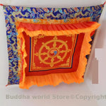 décor religieux bouddhiste tapis méditation coussins traditionnels motifs dragons roues