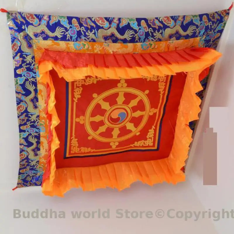 décor religieux bouddhiste tapis méditation coussins traditionnels motifs dragons roues