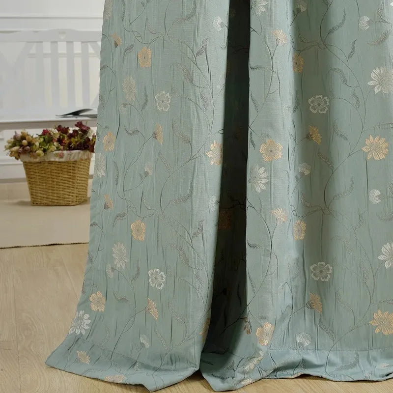 rideau bleu clair motif fleurs dorées classique occultant salon chambre fenêtre maison luxe