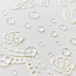 nappe table dentelle motif floral moderne semi transparente polyester coton blanc crème assiettes couverts