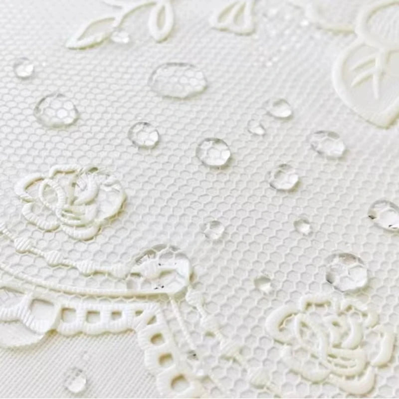 nappe table dentelle motif floral moderne semi transparente polyester coton blanc crème assiettes couverts