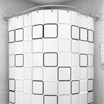 Salle de bain avec rideau de douche élégant et fonctionnel