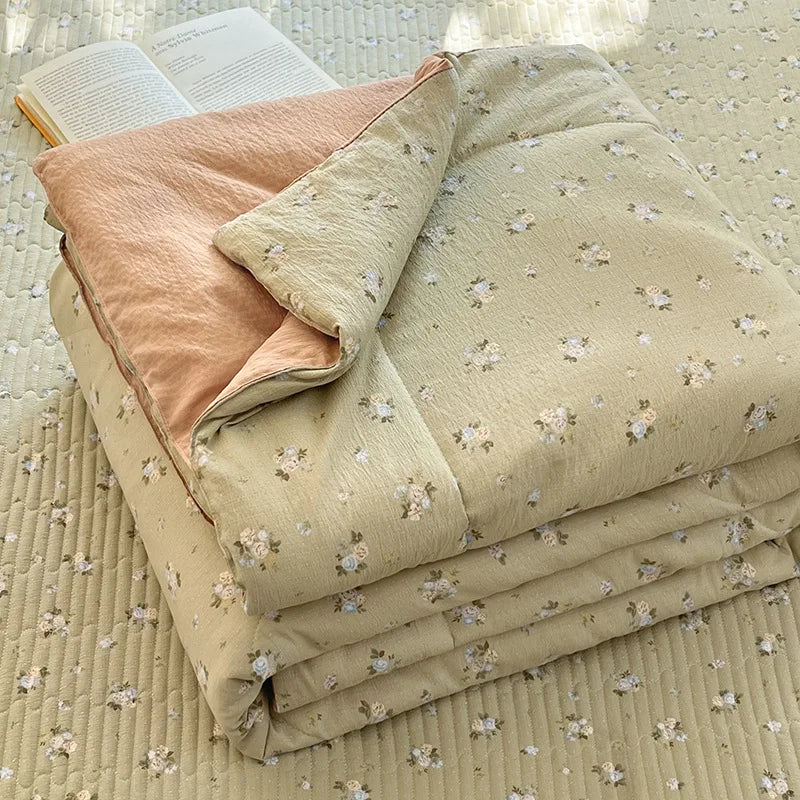 couette d'été légère enfant beige motifs fleurs feuilles coton doux décorative chambre enfant