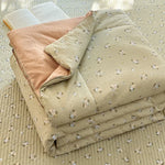 couette d'été légère enfant beige motifs fleurs feuilles coton doux décorative chambre enfant