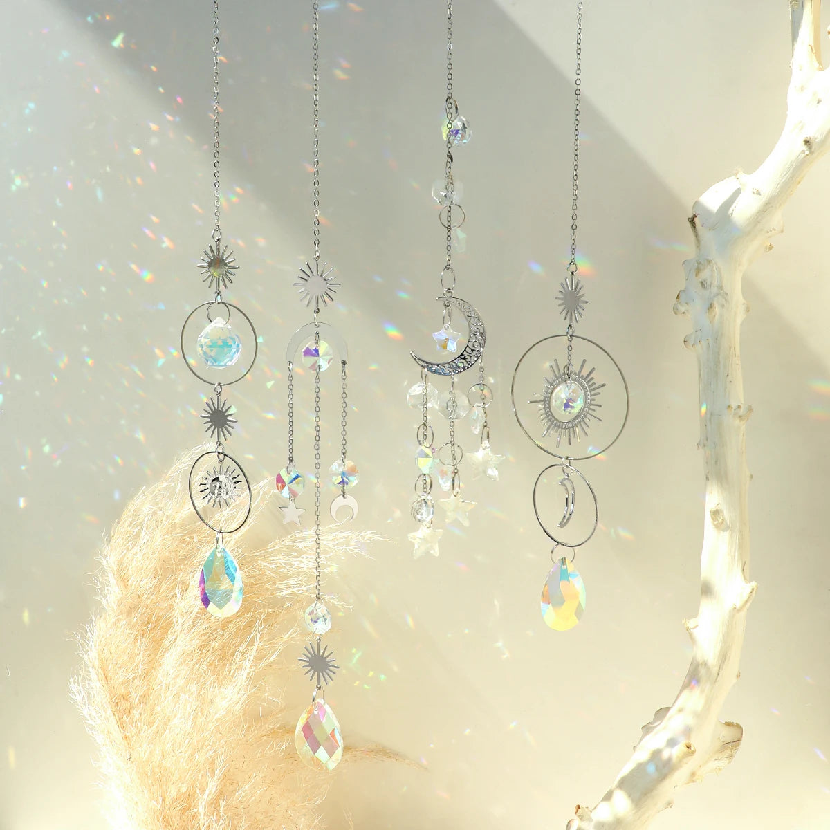 décoration extérieure boho mobile transparent argenté lune étoiles motifs floraux opalescent chaines jardin suncatcher