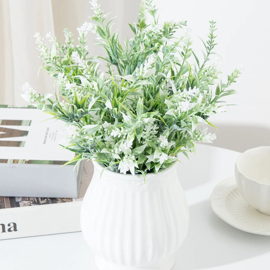 bouquet artificiel fleurs blanches feuilles vertes moderne minimaliste décoration intérieure événements fêtes vase ruban