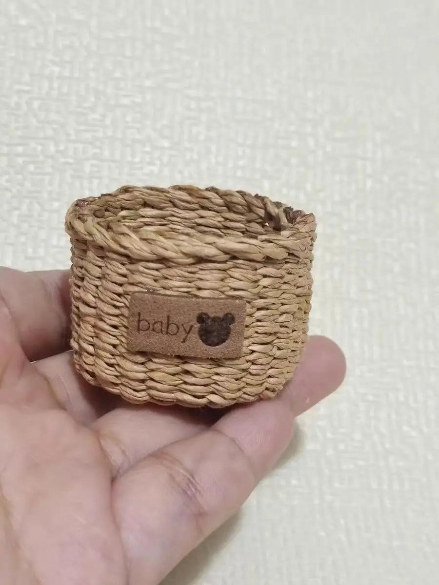 miniature panier osier rustique accessoires maison poupée décoration rangement paille naturel artisanal