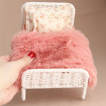 lit miniature rotin blanc couverture crochet coussin floral occasion anniversaire noel vintage decoration