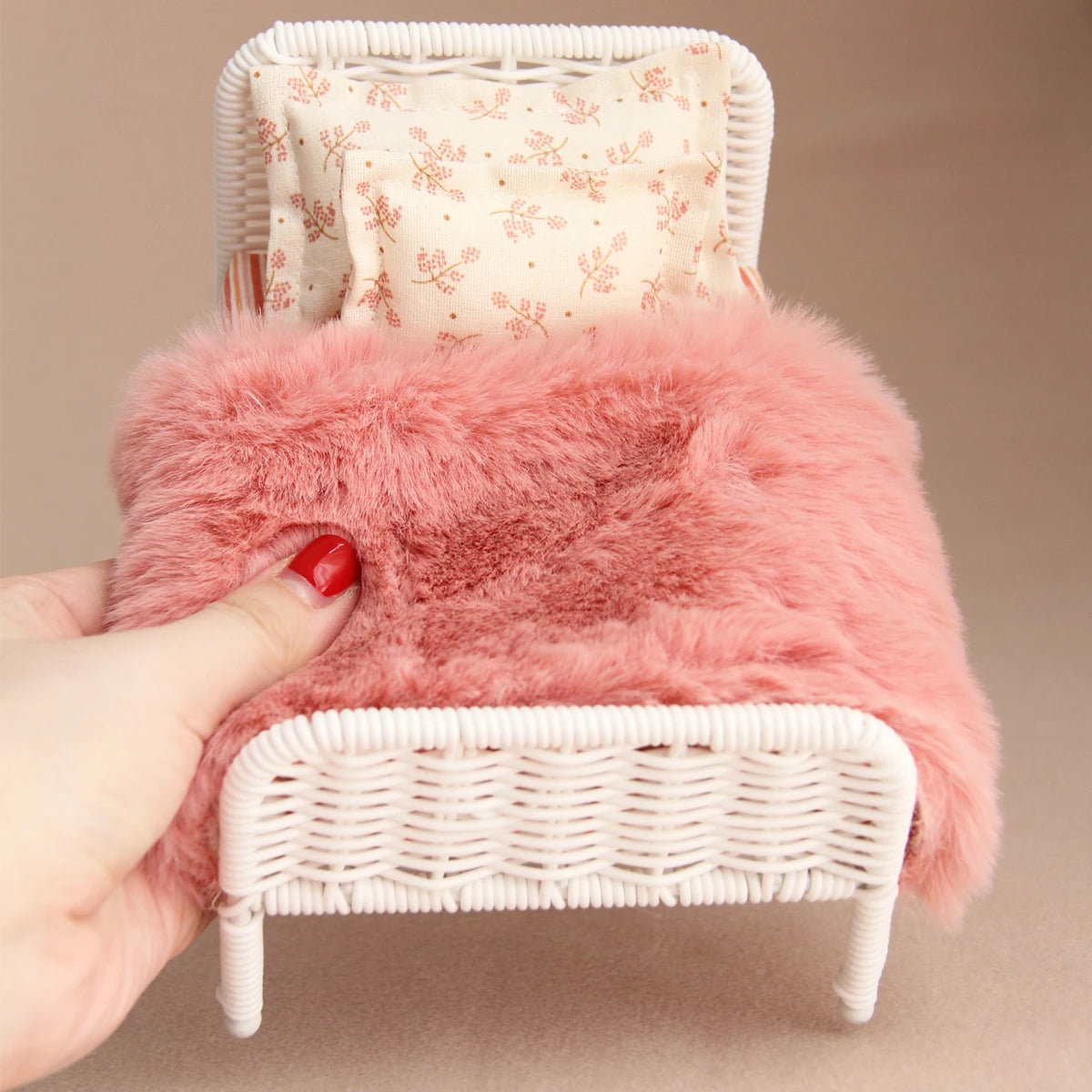 lit miniature rotin blanc couverture crochet coussin floral occasion anniversaire noel vintage decoration