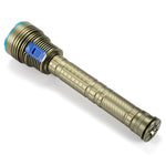 lampe torche rechargeable dorée bleue rayures horizontales boutons fixation batteries AAA câble USB lumière