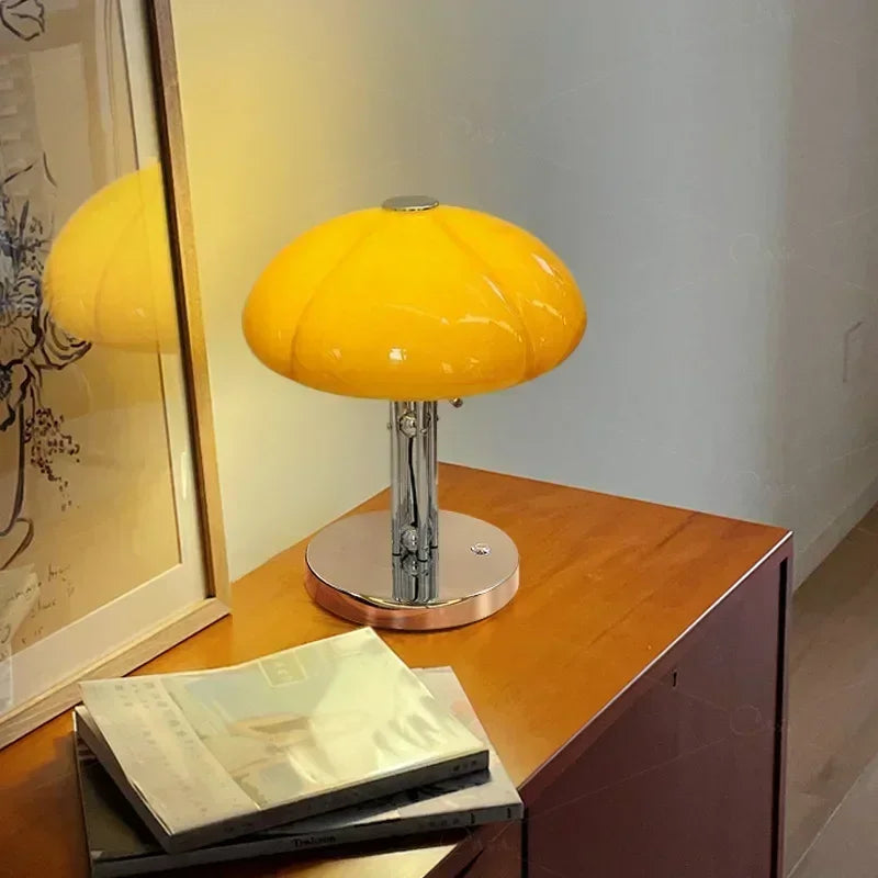 Lampe champignon allumée dans une chambre