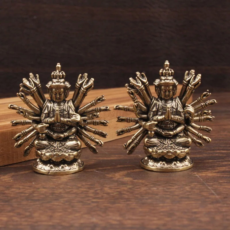 statue bouddhiste traditionnelle bronze doré détails sculptés surface lisse deux figures multiples bras
