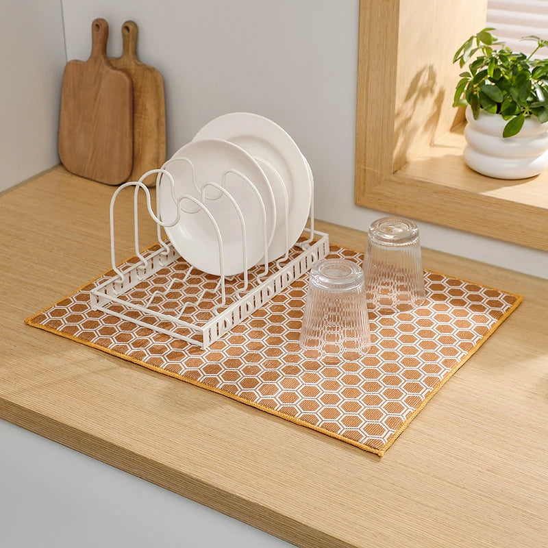 tapis cuisine gris blanc motif géométrique moderne assiettes verres couverts bol cuillère assaisonnement 50cm