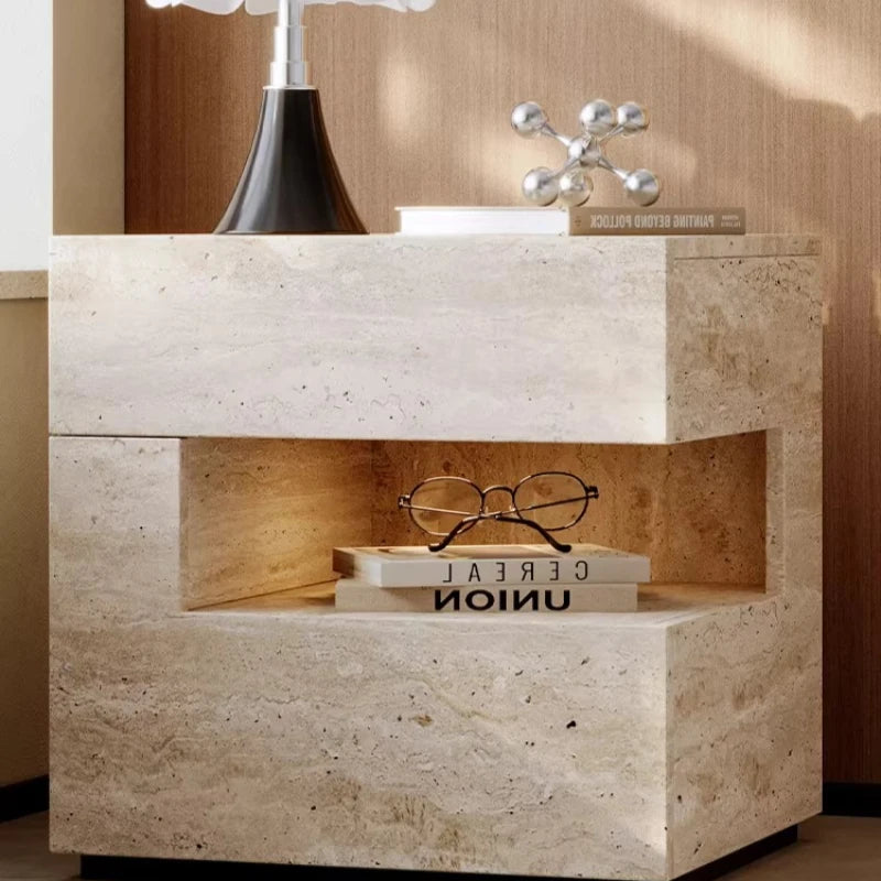 meuble chevet moderne minimaliste deux tiroirs lampe éclairage intégré étagère ouverte aspect pierre naturelle