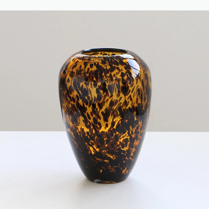 vase moderne imprimé léopard marron noir décoration intérieure arrangement floral pot fleurs terrarium table