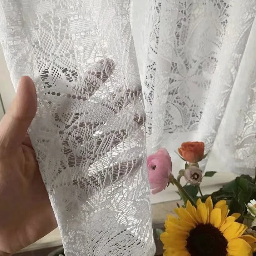 rideau blanc broderie florale translucide classique rubans pompons cuisine caféextérieur