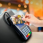 cartes bancaires étanches résistantes adhésives illustration anime personnages fond floral multicolore jaune brun vert