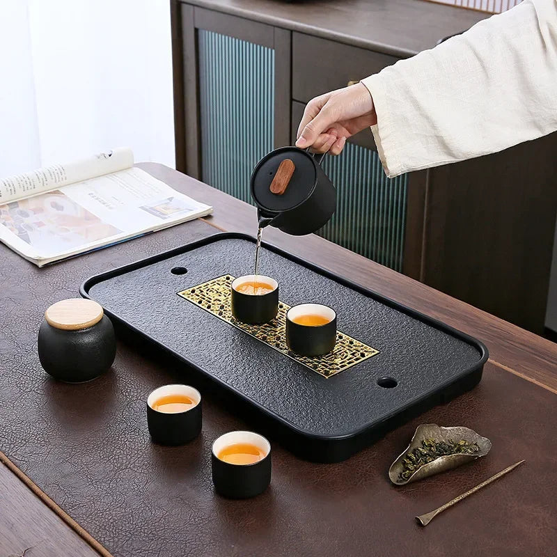 plateau thé noir insert doré traditionnel asiatique service table texture bois clair tasses théière