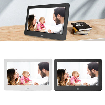 Cadre photo numérique 10 pouces blanc avec écran HD affichant une photo de famille