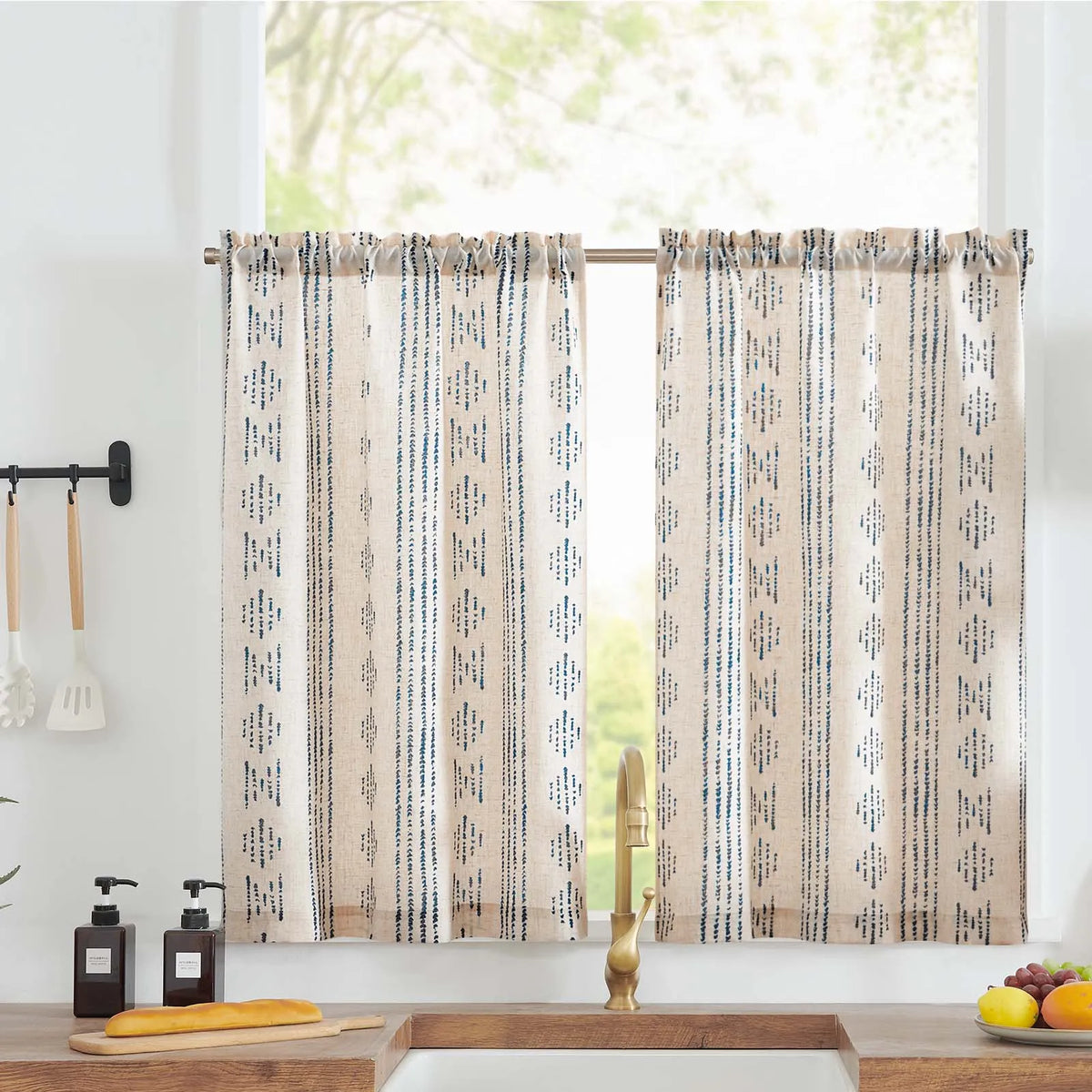 Rideaux lumineux à motifs géométriques dans une cuisine moderne, idéals pour ajouter une touche élégante et accueillante à votre intérieur. Leur design vertical rayé crée une ambiance aérée et sophistiquée, parfait pour optimiser la lumière naturelle tout en préservant l'intimité. Ces rideaux sont un choix parfait pour une décoration harmonieuse et contemporaine de votre espace de vie.