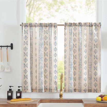 Rideaux lumineux à motifs géométriques dans une cuisine moderne, idéals pour ajouter une touche élégante et accueillante à votre intérieur. Leur design vertical rayé crée une ambiance aérée et sophistiquée, parfait pour optimiser la lumière naturelle tout en préservant l'intimité. Ces rideaux sont un choix parfait pour une décoration harmonieuse et contemporaine de votre espace de vie.