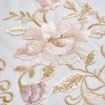 rideau blanc brodé fleur doré rose pâle classique romantique fenêtre
