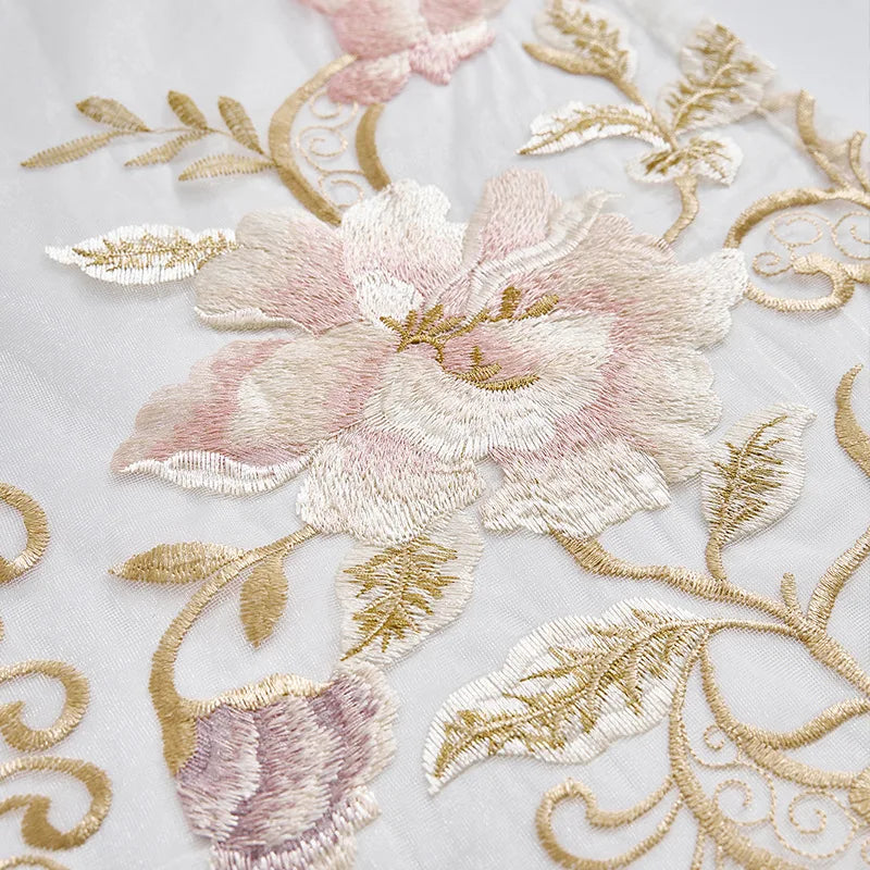 rideau blanc brodé fleur doré rose pâle classique romantique fenêtre