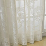 Voilage blanc à motifs floraux élégants pour une décoration intérieure raffinée. Rideau chic pour salle de séjour ou chambre à coucher, apportant une touche de lumière douce et de sophistication à votre espace. Parfait pour une ambiance romantique et apaisante.