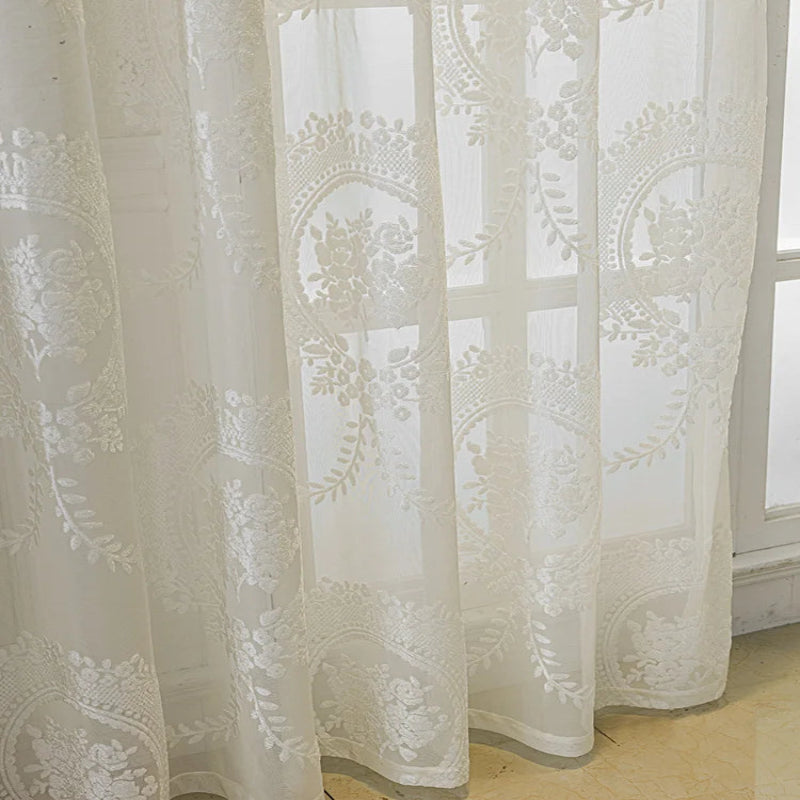 Voilage blanc à motifs floraux élégants pour une décoration intérieure raffinée. Rideau chic pour salle de séjour ou chambre à coucher, apportant une touche de lumière douce et de sophistication à votre espace. Parfait pour une ambiance romantique et apaisante.