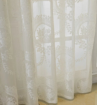 Voilage blanc à motifs floraux élégants pour une décoration intérieure raffinée. Rideau chic pour salle de séjour ou chambre à coucher, apportant une touche de lumière douce et de sophistication à votre espace. Parfait pour une ambiance romantique et apaisante.